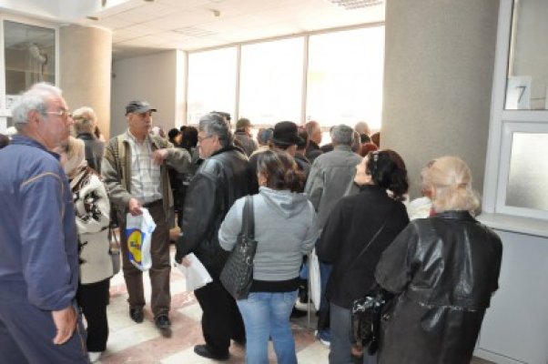 Angajaţii Casei de Pensii nu lucrează pe 1 şi 2 mai